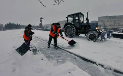 Дорожные службы Ленобласти усиленно очищают дороги после снега