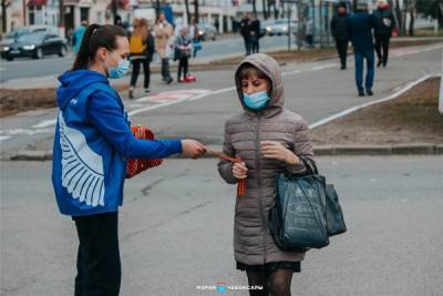 В Чебоксарах волонтеры начали раздавать георгиевские ленточки