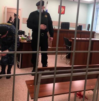 В Красноярске активистка, возмущенная приговором, порезала руки в зале суда