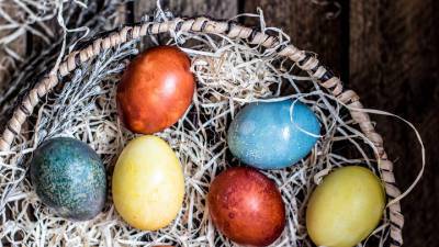 Шелуха и воск: топ-7 способов окраски пасхальных яиц