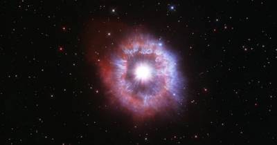 Телескоп Хаббл показал гигантскую звезду на грани уничтожения