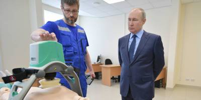 Путин посетил станцию скорой в Пушкине и поздравил коллектив с профессиональным праздником