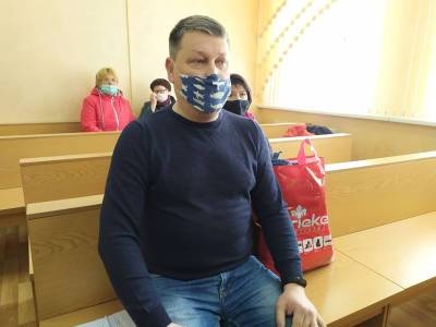 Гродненский фотограф оштрафован на 435 рублей за бело-красно-белый флажок на лобовом стекле авто