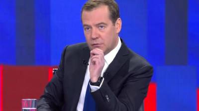 Медведев призвал власти к жесткому ответу на действия Навального