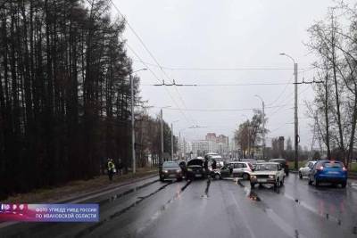 В столкновении четырех автомобилей, случившемся в Иванове, пострадал один человека