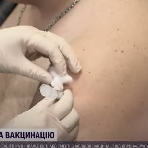 В Киеве 53-летнюю женщину парализовало спустя три дня после вакцинации CoviShield. Видео