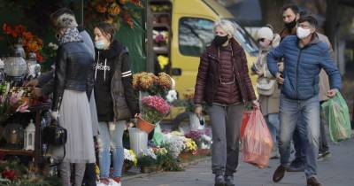 Уже вскоре полякам позволят гулять без масок и ходить в кафе: названы даты этапов ослабление карантина в стране