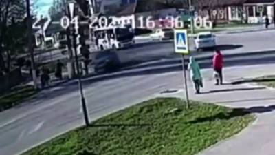 Момент ДТП с тремя пешеходами в Ельце попал на видео
