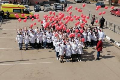 Волонтеры-медики поздравили работников скорой помощи с профессиональным праздником