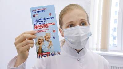 Привившиеся пожилые москвичи начали получать сертификаты "Миллион призов"
