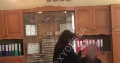 В Одессе школьник на уроке математики брызнул в лицо учительницы из перцового баллончика (видео)