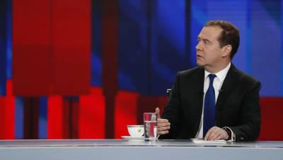 Медведев допустил переход на четырехдневную рабочую неделю