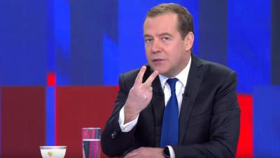 Медведев оценил возможность перехода мира на четырехдневную рабочую неделю