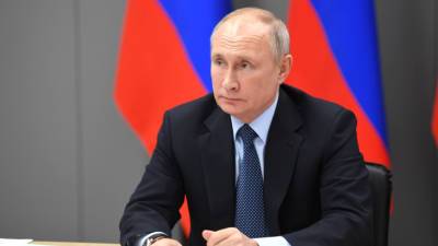 Путин: Государство в первую очередь должно помогать семьям с детьми