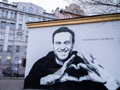 В Петербурге граффити с Навальным закрасили почти сразу же после создания