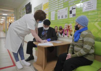 В Киеве женщину парализовало после вакцинации от COVID-19