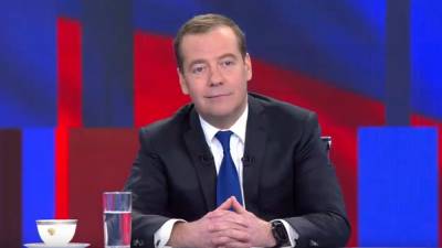 Медведев оценил темпы внедрения четырехдневной рабочей недели
