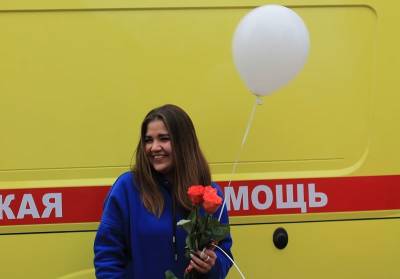 В Смоленске единороссы поздравили коллектив скорой помощи