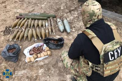 СБУ обнаружила тайники боевиков с артиллерийскими и танковыми снарядами: фото