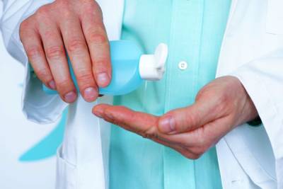 Медики: Дезинфицирующие средства для рук могут быть причиной роста желудочных заболеваний