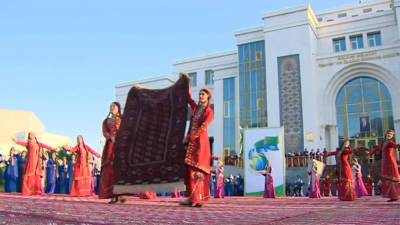 Сотни женщин в три смены ткут два ковра в подарок ко Дню независимости Туркменистана