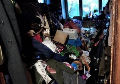 В Рязани жильцы многоквартирного дома страдают от соседа, захламляющего территорию