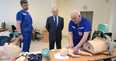 "Вас ждут, как ангелов": Путин посетил станцию скорой помощи в Пушкине