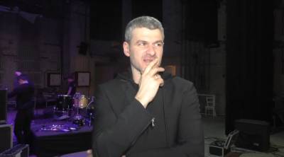 Финалист шоу "Маска" Мирзоян удивил появлением во всем черном и своим обращением: "1 мая..."