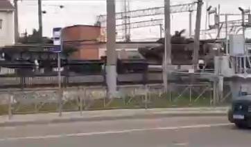 Появилось видео с эшелоном российских танков возле границы Украины
