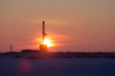 Нефть дорожает на данных о сокращении добычи в США