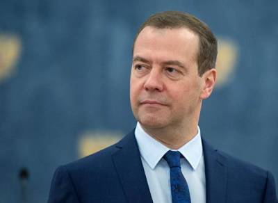 Медведев заявил, что переход к четырехдневной рабочей неделе должен быть постепенным