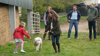 Випасли ягнят і покаталися на тракторі: Кейт Міддлтон і принц Вільям відвідали ферму