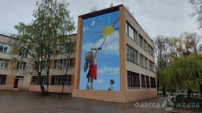На стене одесской школы засияло «Солнце Сони» (фото)