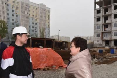 В Астрахани строят огромный дом для переселенцев из аварийного жилья