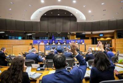 Европарламент призывает ЕС ввести режим санкций за коррупцию, внести туда "олигархов" РФ