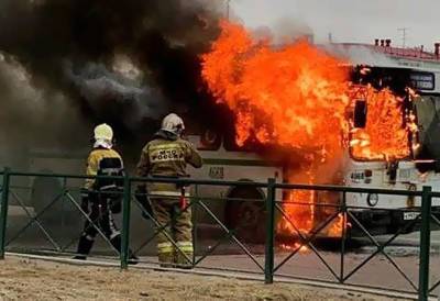 В Ноябрьске загорелся автобус с пассажирами