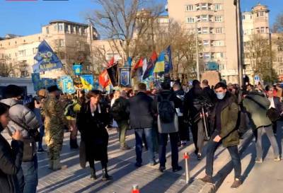 В Киеве проходит марш националистов, не обошлось без скандала