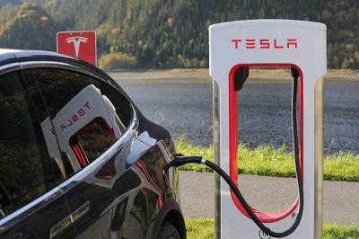 Люксовый электрокар: Tesla Model S обзавелась вариантом с позолотой (ВИДЕО) и мира