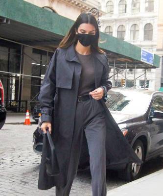 Прозрачный трикотаж на голое тело и идеальные серые брюки: Кендалл Дженнер в Нью-Йорке