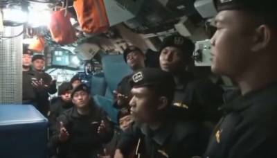 Моряки с затонувшей индонезийской субмарины спели прощальную песню (видео)