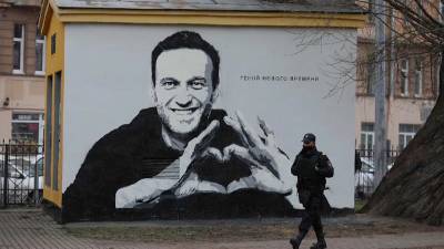 Граффити с Навальным закрасили в Санкт-Петербурге