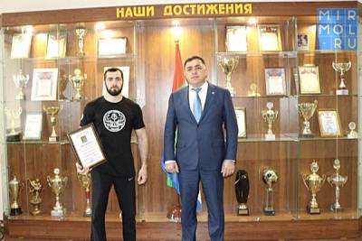 Глава Магарамкентского района Фарид Ахмедов наградил президента Федерации «Воркаут Республики Дагестан» за пропаганду ЗОЖ