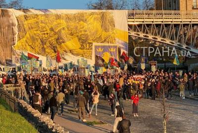 На киевском марше в честь дивизии СС "Галичина" “слуге народа” Бужанскому посвятили обидную кричалку