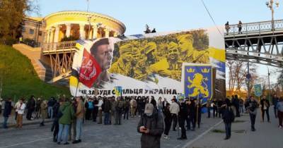 На Майдане в Киеве повесили баннер в честь бойцов дивизии СС "Галичина" (фото, видео)