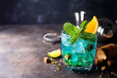 Для настоящих королей вечеринок: бармен с Днепра приготовил 14-литровый коктейль Голубая лагуна