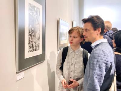 «Многое в малом»: в Гродно открылась выставка графических работ Антона Цибизова