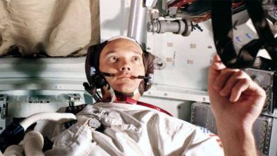 Умер американский астронавт, летавший с первой миссией на Луну
