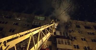 В многоэтажке в Краснодаре загорелась квартира. Пострадали два человека