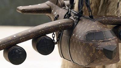 Соцсети раскритиковали сумку Louis Vuitton в форме самолета за $39 тыс.