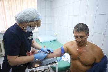 Доктор Мясников рекомендовал ввести в России принудительную вакцинацию от COVID-19